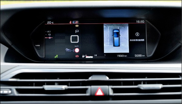 懸浮式儀表控台搭配視野開闊的全景式前檔風玻璃，讓前座艙顯得格外明亮寬敞；中置式12.3吋HD高畫質全彩顯示螢幕（上）及音響通資系統的7吋觸控螢幕（下），將Citroën品牌的法式前衛風格表露無遺。
Vision 360度駐車輔助系統畫面會呈現於中控台上方的12.3吋HD高畫質全彩顯示螢幕。