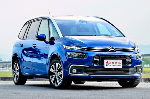 Citroën Grand C4 Picasso車頭造型前衛而冷冽，由車頭廠徽往兩邊延伸出的鍍鉻飾條，其間夾著LED日行燈條，下方則為具有4段垂直傾角調整、AFS主動轉向及照明輔助、HBA智慧型遠近燈切換等功能的Xenon氣體放電式大燈，營造出獨特的前臉視覺效果。