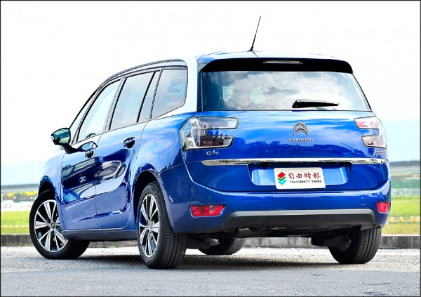簡練厚實的尾門線條，透過獨樹一幟的雙色車拱與3D LED尾燈設計，讓Grand C4 Picasso的車尾看起來相當個性有型。