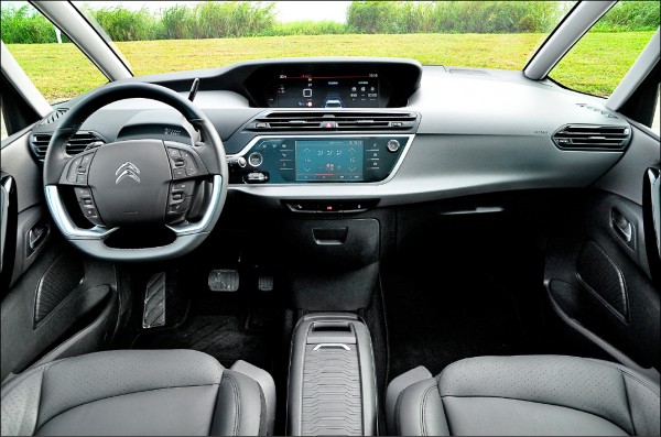 懸浮式儀表控台搭配視野開闊的全景式前檔風玻璃，讓前座艙顯得格外明亮寬敞；中置式12.3吋HD高畫質全彩顯示螢幕（上）及音響通資系統的7吋觸控螢幕（下），將Citroën品牌的法式前衛風格表露無遺。