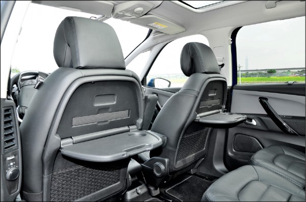 兩張前座椅背附有折疊式餐桌板，體現轎旅車訴求的機能性與便利性。