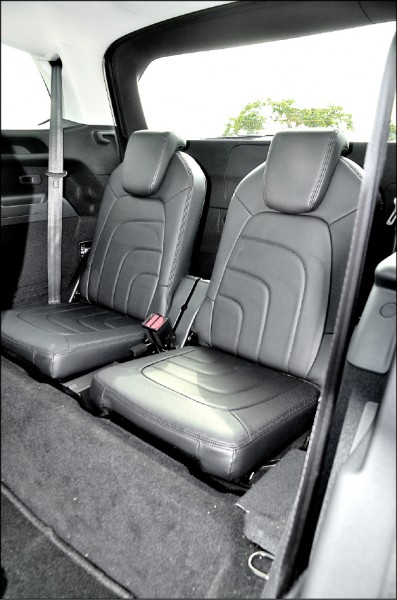 拜2,840mm長軸距與空間規劃所賜，本車的第3排乘坐空間勝過多數5+2座轎旅車，即使坐進兩位成年人也不致過於侷促。