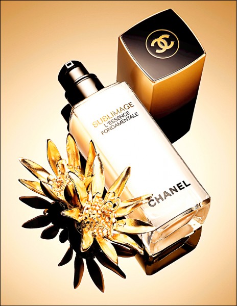 香奈兒奢華金燦賦活精萃40ml／16,800元。