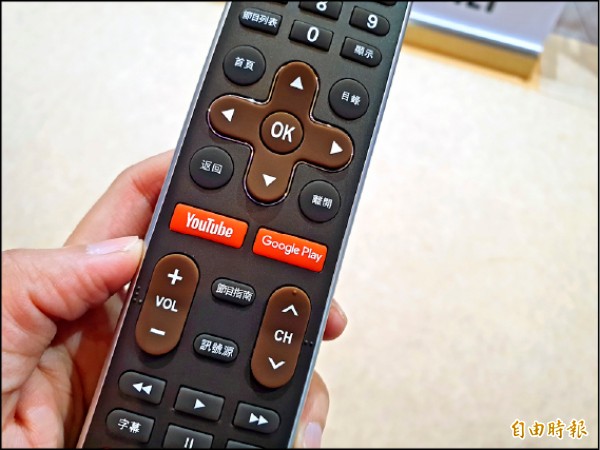 奇美B3系列4K電視，遙控器可一鍵開啟Google Play和YouTube。
（記者吳佩樺攝）