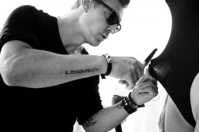 只要Adam Saaks剪過，再平凡的衣服都成了性感作品。（翻攝自adamsaaks IG）