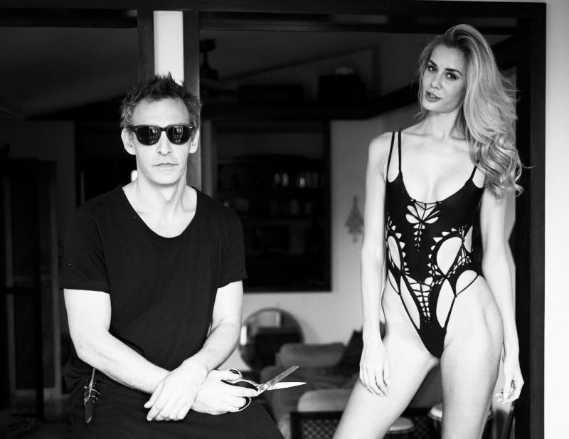 只要Adam Saaks（左）剪過，再平凡的衣服都成了性感作品。（翻攝自adamsaaks IG）