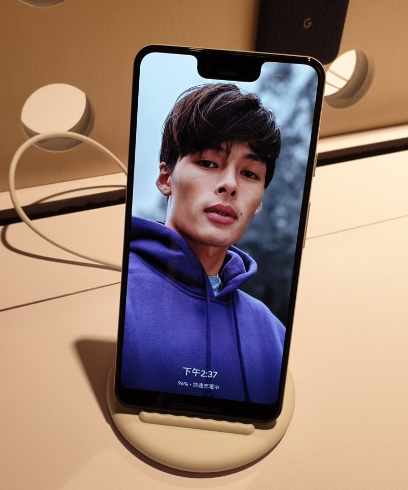 同步上市專用的Pixel Stand無線充電板。（記者吳佩樺攝）