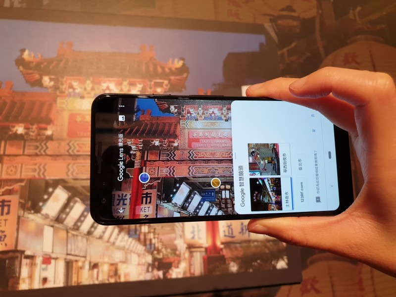 Pixel 3系列內建Google Lens智慧鏡頭，可搜尋拍照影像的相關資訊。（記者吳佩樺攝）