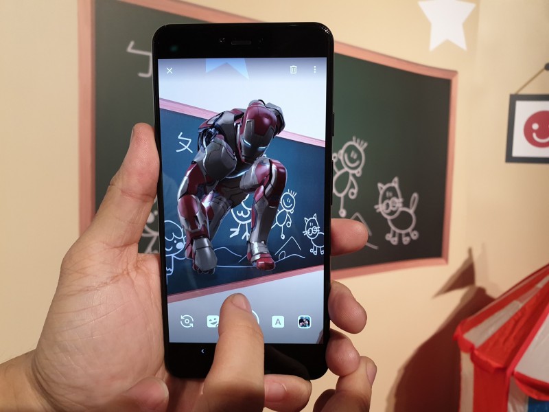 Pixel 3系列內建Playground遊樂場，可玩擴增實境。（記者吳佩樺攝）