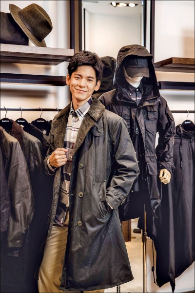 林柏宏首次嘗試油布風衣，身穿2018秋冬新推出Made for Japan系列中的戰壕風衣，笑稱「英倫魂」上身。