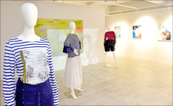 吳日云將Austin. W × Saint James聯名系列條紋水手衫與自創品牌秋冬單品相搭配，混搭休閒與華麗。（圖文：記者潘少棠）