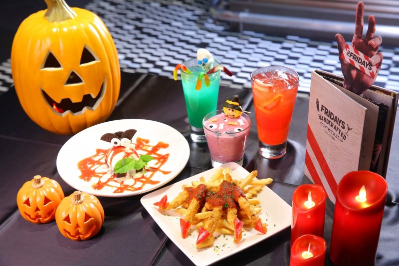 TGI FRIDAYS集結血手指、蝙蝠、鬼怪等搗蛋元素，即日起推出5款期間限定萬聖餐飲。（TGI FRIDAYS提供）