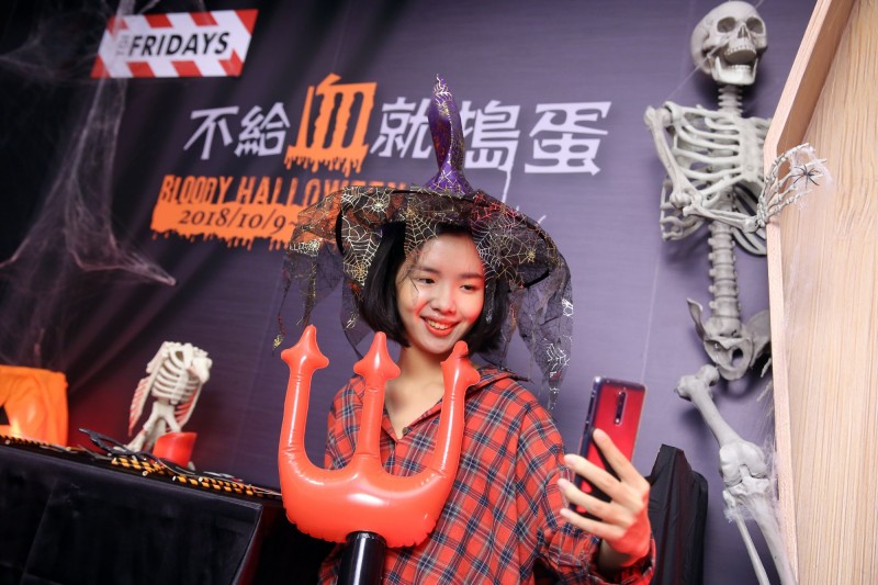 FRIDAYS萬聖節推出鬼影手拍照免費抽活動，即日起至10月31日至全台FRIDAYS消費，拍照上傳FB或IG及hashtag #TGIFRIDAYS萬聖節並設定公開分享，將抽出3名幸運得主享有FRIDAYS千元禮券。（TGI FRIDAYS提供）