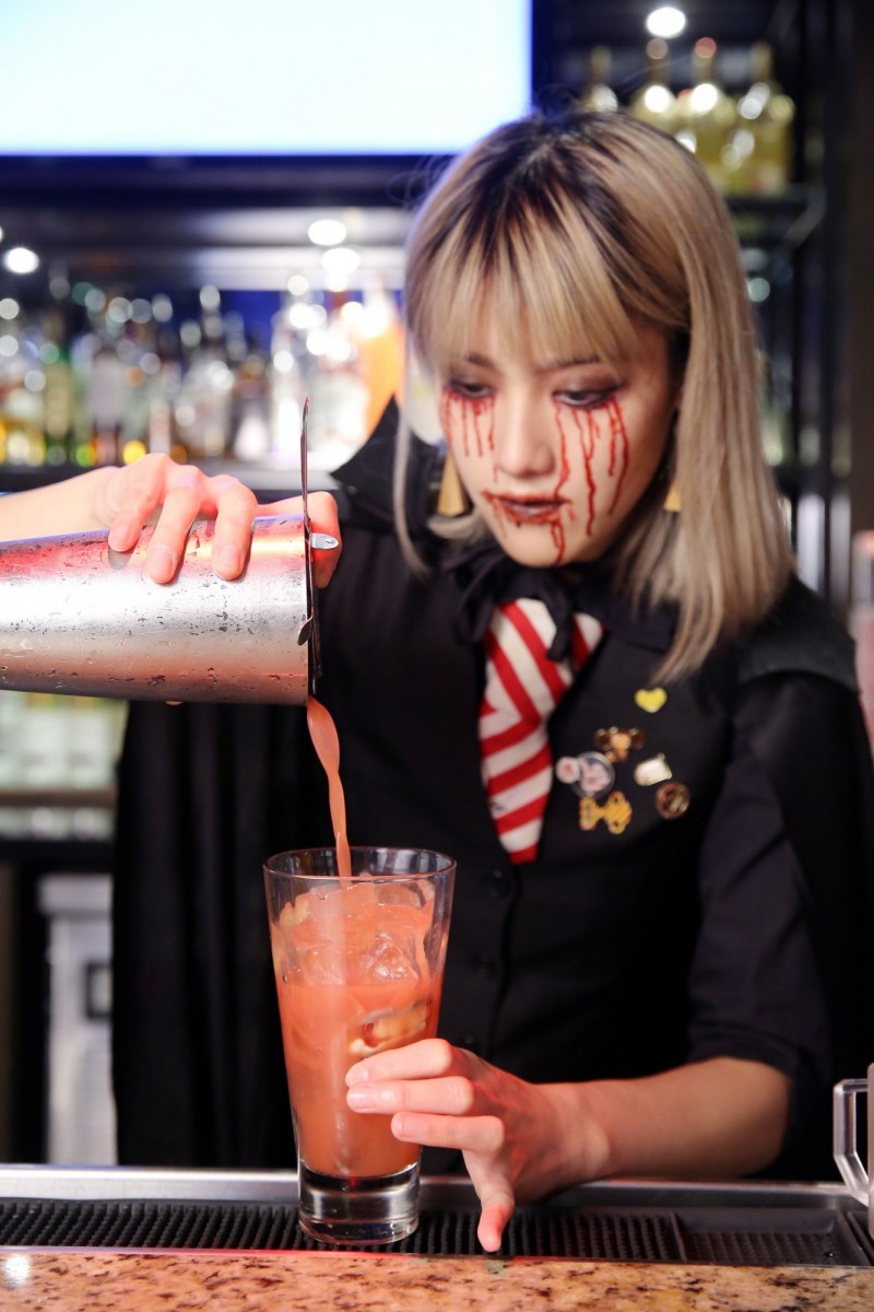 TGI FRIDAYS林森店現場服務人員將於萬聖節週末與節日當天配戴獠牙，化身真人吸血鬼。（TGI FRIDAYS提供）