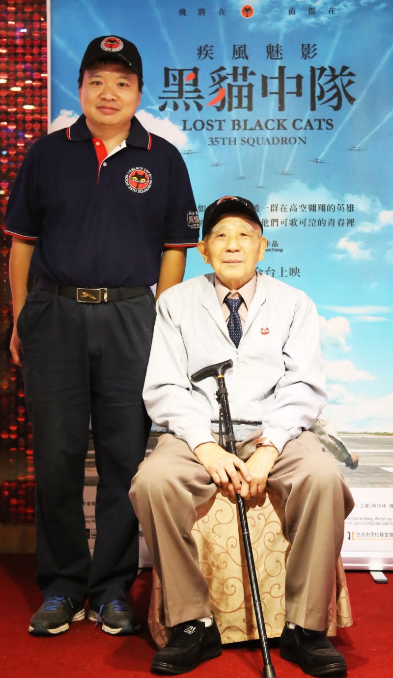 黑貓教官張立義（右）、烈士陳懷生義子陳靖出席紀錄片《疾風魅影-黑貓中隊》特映會。（寬和影像提供）