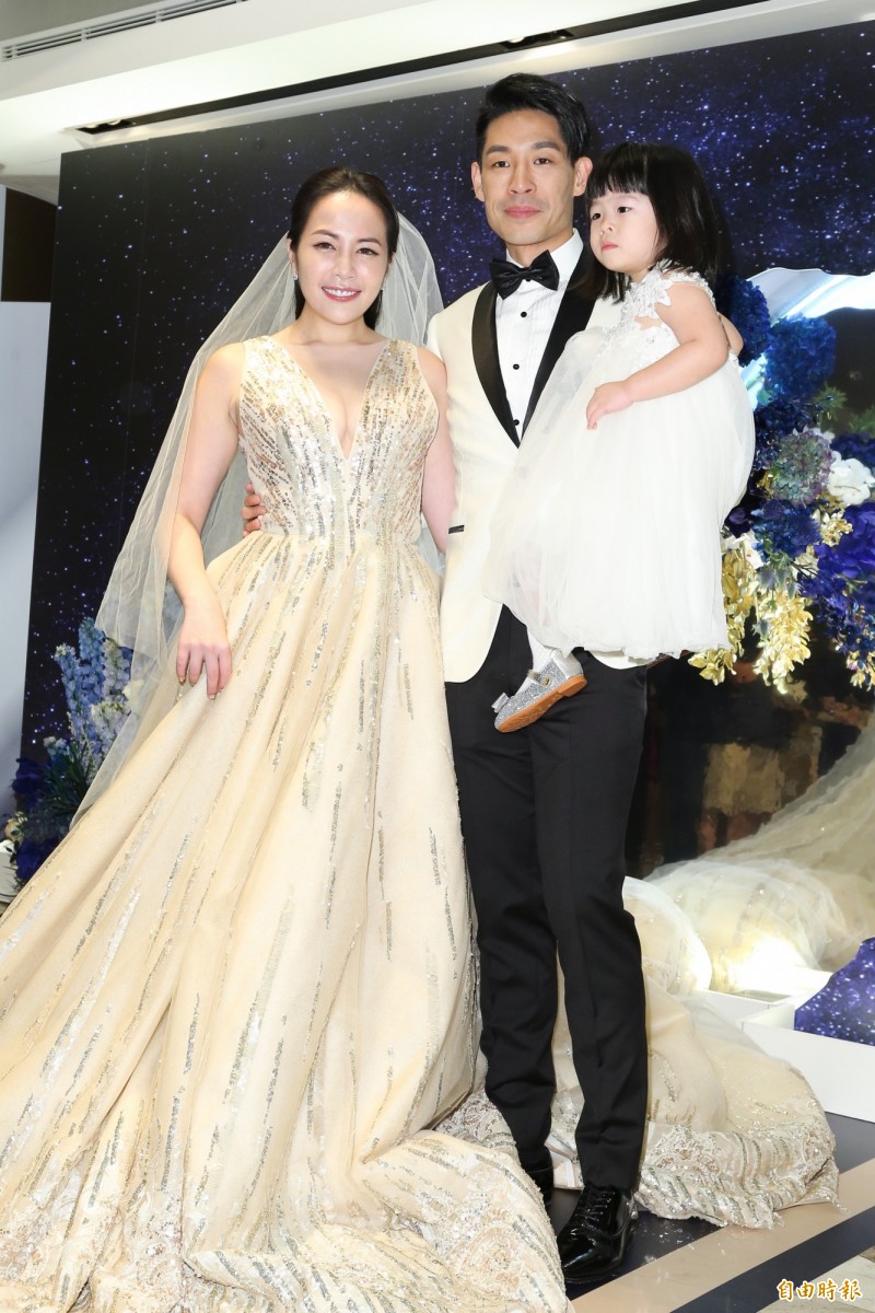 藍鈞天（中）、老婆陳羽柔（左）和女兒Riley一家三口。（記者陳逸寬攝）