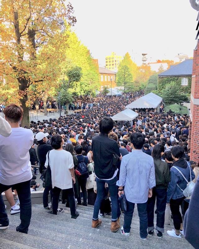 近千粉絲湧入校園，只為見橋本環奈。（翻攝自Instagram）