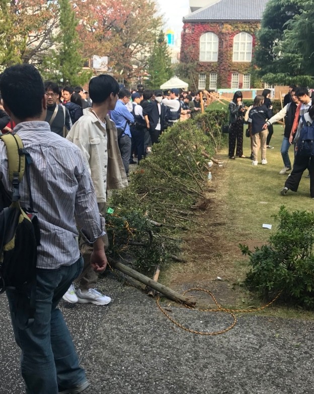 活動旁的樹木在人潮推擠下遭毀損。（翻攝自Instagram）