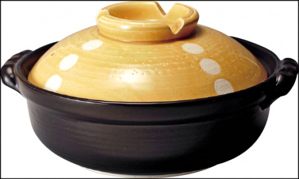 SOGO復興館台隆手創館，IH日本製萬古燒黃點土鍋8號（24cm），原價3,390元、特價1,890元，限量100組。