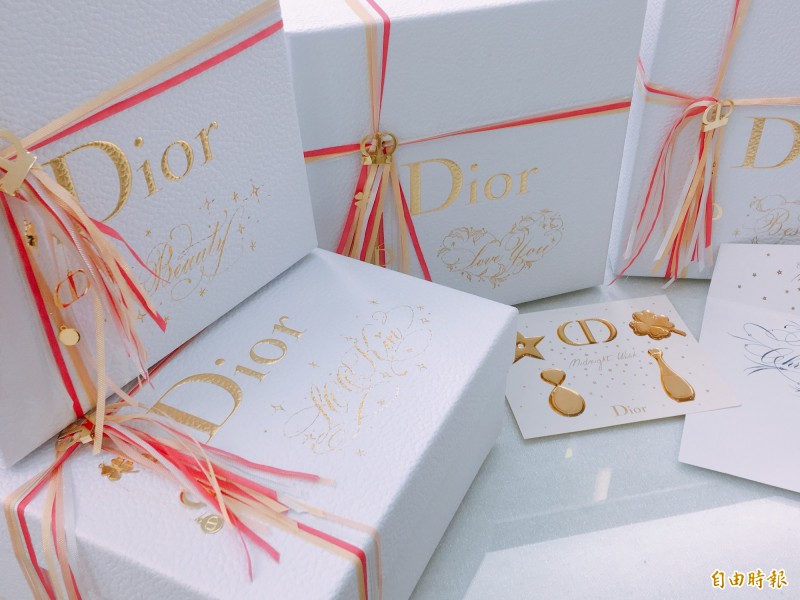 消費任一商品，皆可獲得迪奧耶誕卡。（記者邱巧貞攝）