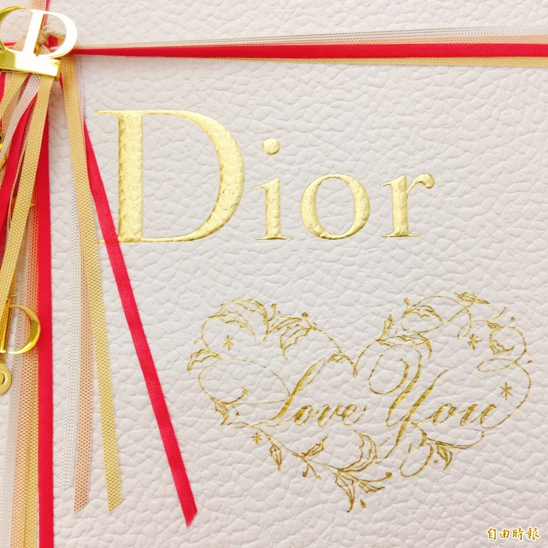 指定櫃點享有客製化「金緻燙印」服務。（記者邱巧貞攝）