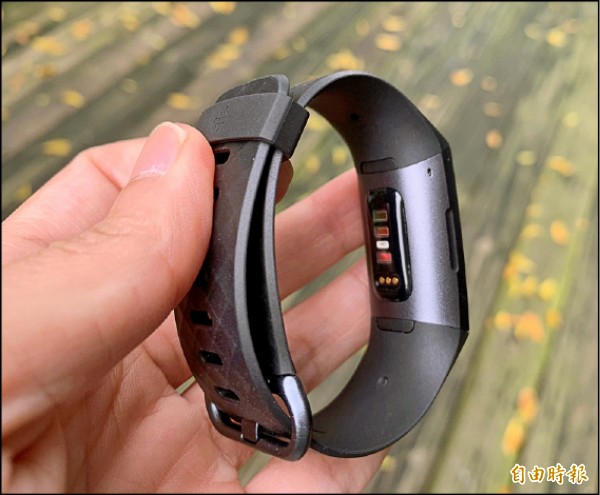 Fitbit Charge 3除了具備監測心率，亦加入相對血氧含量（SpO2）感測器。
（記者吳佩樺攝）