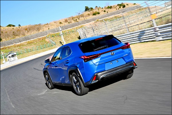 UX 200的車高僅1米52，其實跟國內販售的Nissan Tiida一樣高，可以想見在賽道上的過彎側傾並不會像典型的SUV那麼嚴重，彷彿是開一輛主流掀背車的感覺；左右兩側連成一氣的尾燈光型設計，也是本車夜間辨識上的一大特色。