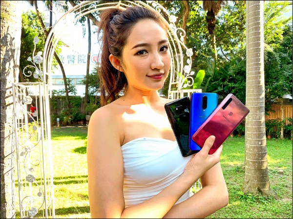 多鏡頭就是潮，趕快跟上潮流吧！從左至右是Huawei Mate 20 Pro、OPPO R17 Pro、Samsung A9。