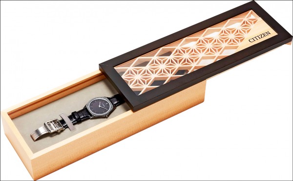 Eco-Drive One AR5044-03E搭配日本工匠設計的限量錶盒，無使用釘子及黏著劑打造出的錶盒，外觀麻葉形的圖騰，在日本有避邪消災的祈福之意。