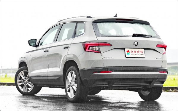 Karoq車尾線條十分簡練厚實，後保桿下方採取隱藏式排氣管設計，營造內斂穩重的視覺感受。