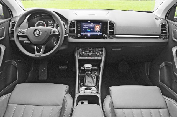 內裝儀表控台設計非常簡潔大方，中控台上標配BOLERO 8吋彩色觸控MIB多媒體資訊娛樂系統，搭配黑色鋼琴烤漆飾板與質感不俗的黑色真皮座椅，營造出冷冽不失科技感的座艙氛圍。