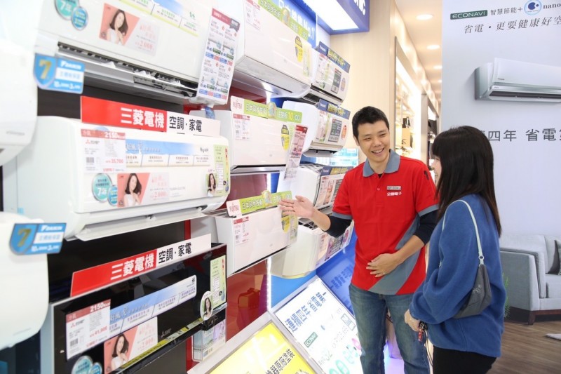 全國電子Digital City南京松江店設有各名牌最新款大尺寸電視、滾筒洗衣機、多門冰箱、咖啡機、冷氣、手持吸塵器專區，並網羅小米、dyson等潮牌家電。（全國電子提供）