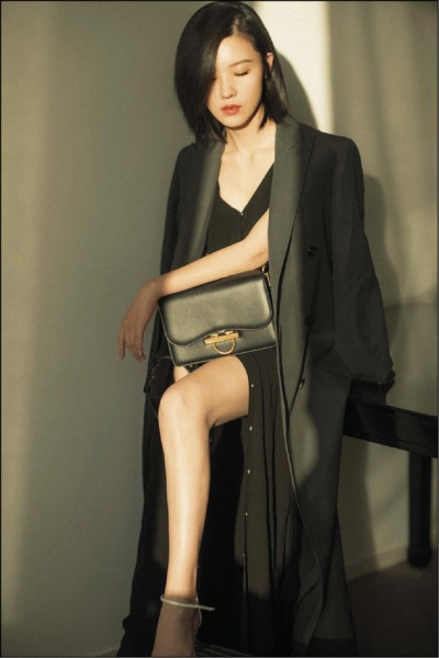 Salvatore Ferragamo早春Joanne翻蓋包搭配正式服裝顯得時髦。
