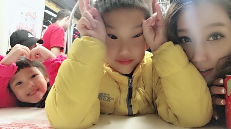 楊皓如（右）與老公育有一子一女。（翻攝自臉書）