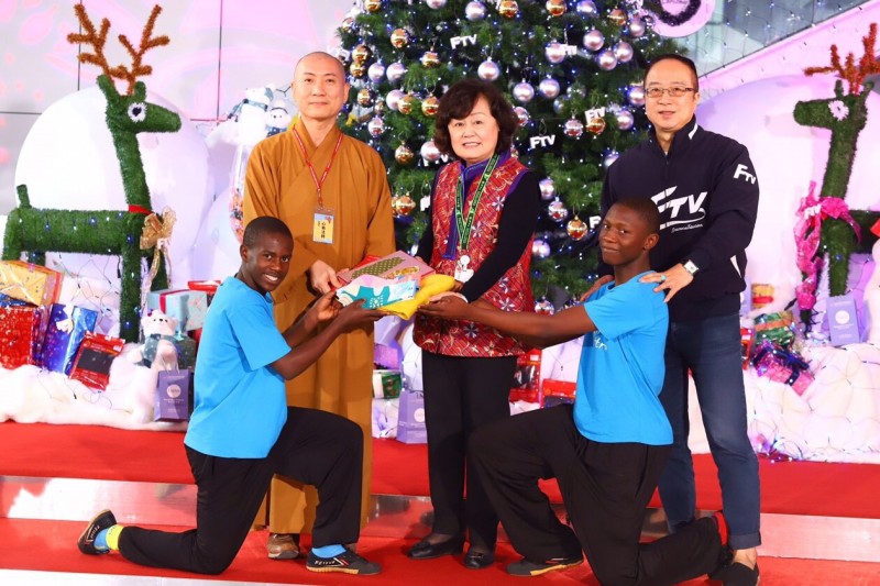 阿彌陀佛關懷中心東北亞總監心易法師（左起）、民視總經理王明玉、鳳凰藝能黃建福總經理相見歡，互贈禮物歡度耶誕節。（民視提供）