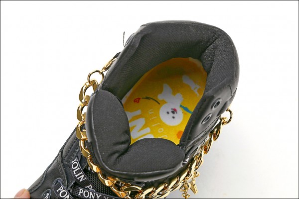 內部鞋墊有屋虎的可愛模樣。