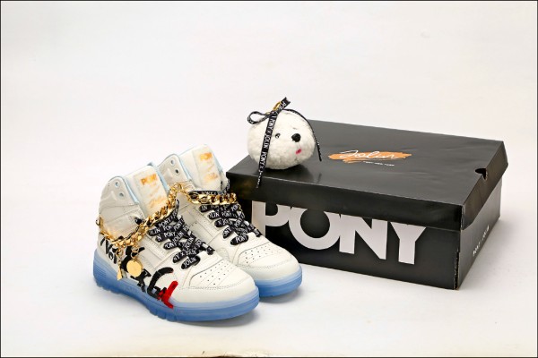 PONY × JOLIN合作款有黑、白兩色，各5,210元。