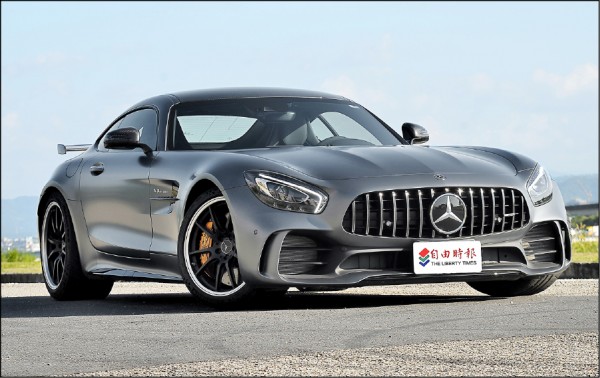 Mercedes-AMG GT R車頭的Panamericana直瀑式水箱護罩中央有著顯眼的三芒星廠徽，搭配黑色底座的LED頭燈讓前臉看起來殺氣騰騰，足下採用前19吋、後20吋的米其林PilotSport Cup 2半熱融胎及金黃色塗裝的陶瓷複合材質高性能煞車系統，更彰顯本車的競技本格。