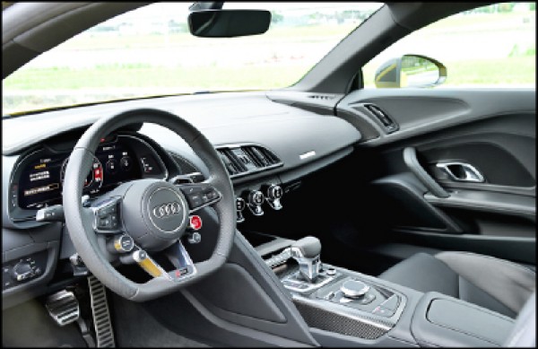 R8駕駛人導向的Monoposto單體式座艙，巧妙地將日照感應式恆溫空調面板和旋鈕整合，空調資訊直接顯示於旋鈕上，操作時不僅判讀更清楚，半懸浮式旋鈕造型也更呼應工廠賽車的熱血基因。