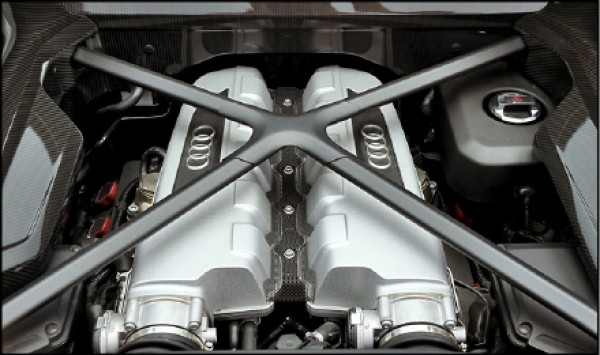 位於座艙後的5.2升V10 FSI自然進氣引擎結合Dual injection雙噴射系統，於8,250轉時可輸出610匹最大馬力，並在6,500轉時產生57.1公斤米最大扭力，容積效率達117.2匹／公升。