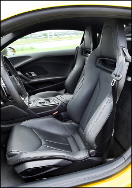 兩張標配的Audi exclusive桶形跑車型座椅以Fine Nappa真皮包覆，具電動高度調整及加熱功能，無論乘坐感和視覺感均非常引人入勝。