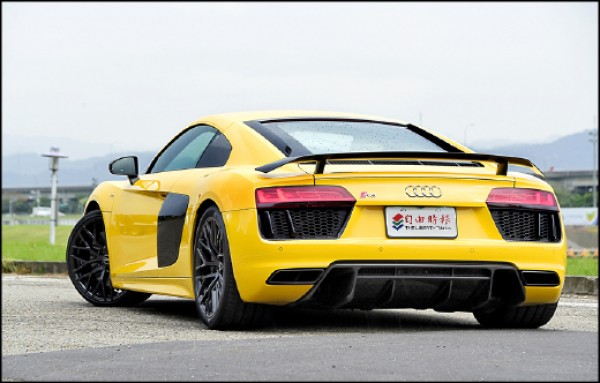 R8 V10 plus後保險桿下方分流器巧妙地結合兩側亮黑色梯形排氣尾管，在亮面碳纖維固定式大型賽車尾翼陪襯下，體現源自工廠賽車的競技本格。