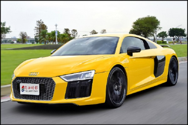 R8 V10 plus在SPORT模式下，整輛車的駕馭感受極為緊繃，不僅油門、換檔反應更敏銳凌厲，連引擎聲浪也顯得格外嘹亮高調，收油瞬間還會傳出陣陣回火放炮聲響，操駕起來十分激亢。