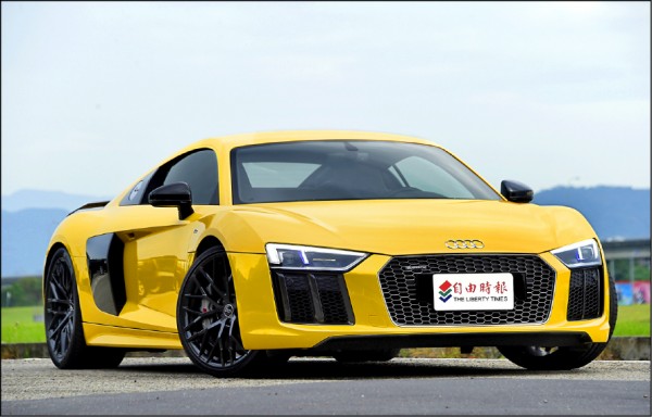 Audi R8刻意稜線分明的設計，更體現德國跑車冷冽的科技風格，車頭標配結合極線LED晝行燈及遠燈輔助功能的全LED頭燈組，由37顆LED所建構成，賦予本車絕佳的照明與辨識效果。