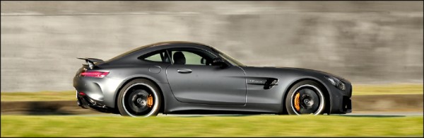 經典長車頭Coupé身形的Mercedes-AMG GT R，驅策起來極為狂猛剽悍，原廠數據顯示其0～100公里／時加速僅需3.6秒，極速可達318公里／時，FR後輪驅動的操控狂放不羈，讓駕駛人盡享德國跑車的澎湃快感。