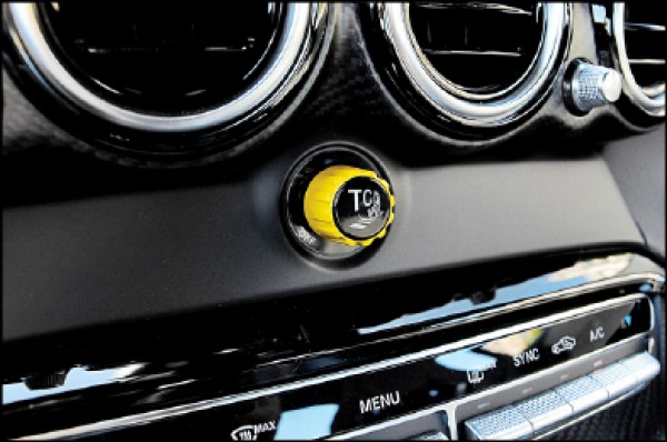 中控台圓形鍍鉻飾環出風口下方為本車操控精髓的9段式Traction Control循跡控制系統，是源自於Mercedes-AMG GT3賽車的黑科技，讓本格派跑車玩家喜出望外。