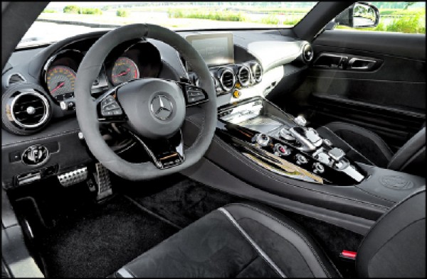 GT R車艙內採用AMG內裝夜色套件，營造出肅殺感十足的跑格氛圍，3輻造型的AMG高性能平底跑車方向盤則以DINAMICA材質縫製，提供絕佳的握感。