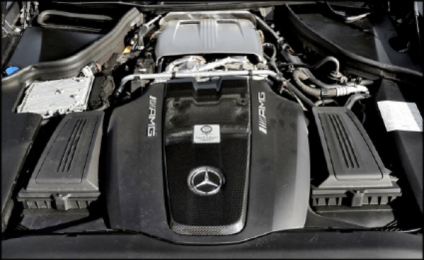 這具原廠代號M178的4.0升AMG V8 bi-turbo引擎，可輸出585匹最大馬力與71.4公斤峰值扭力，儘管馬力輸出比不上R8 V10，但雙Turbo壓榨出的狂暴扭力，卻帶來截然不同的駕馭樂趣。