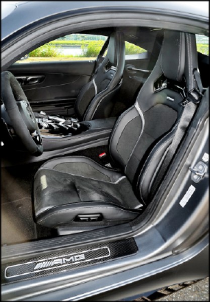 兩張AMG高性能賽車座椅包覆以黑色Nappa真皮和DINAMICA類麂皮，並車有對比色縫線，提供絕佳的乘坐包覆性與支撐性，視覺效果亦無可挑剔。