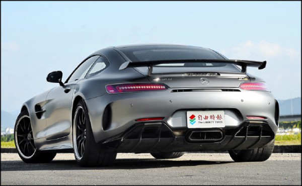 GT R後保桿下方設計獨特的專屬3出排氣尾管（除亮黑色的中出尾飾管清晰可見外，左右兩邊的排氣管則低調地整合在黑色分流器內），搭配競技味十足的AMG碳纖維尾翼（手動可調），一看就是輛不折不扣的道路版賽車。